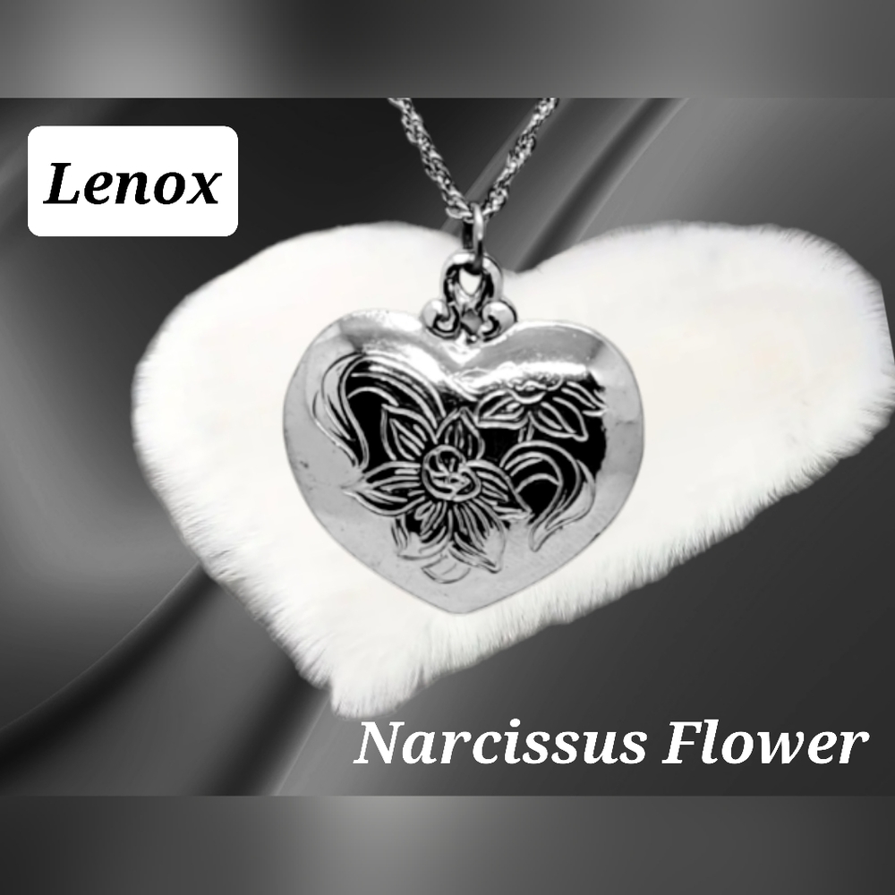 Lenox ~ Narcissus Flower Pendant Necklace Daisy is December's Flower. NWOT